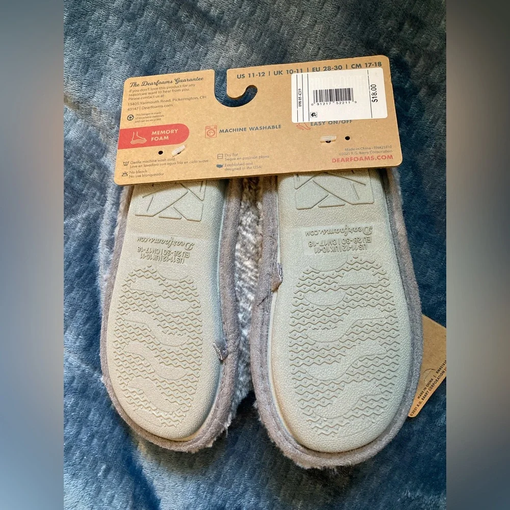 Dearfoam size 11/12, fuzzy comfy slippers for little kid